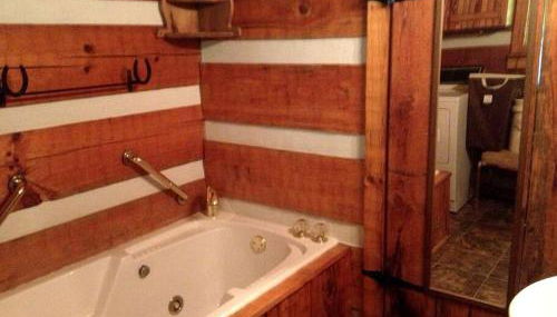 Tranquil Cabin with Hot Tub & Creek Views Near Bass Pro, Kodak Tennessee - Foto 3