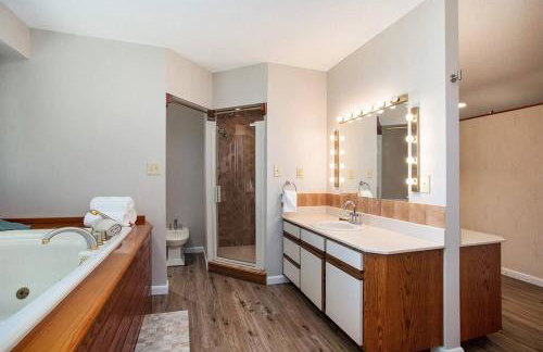 Smitten in da Mitten - 18 acres, Arcades, High Spd Web, Hot Tub, Pond! - Foto 64