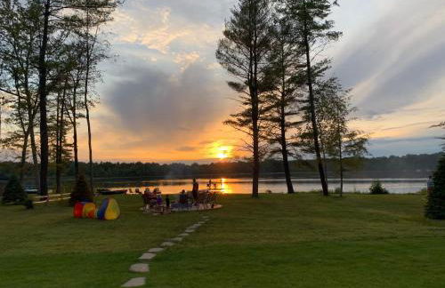 Expansive Lakefront Home with Private Dock - Foto 6