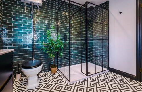 Unique 4 Bed Home in The Windsor Tapestries by Casa by Grace - Sleeps 7-9, Private Hot Tub Hire, Free Parking, Dog Friendly, Legoland, Windsor Castle - Foto 42