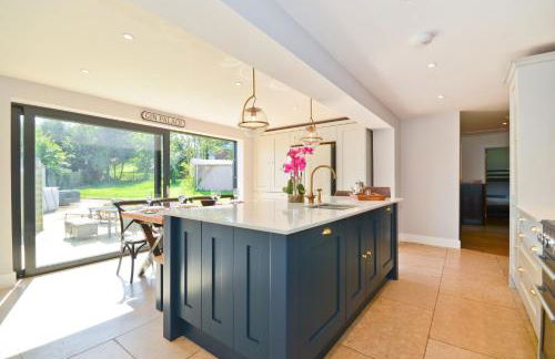 Adgestone Villa - A Luxurious Countryside Escape with Heated Pool, Near Sandown Beach, Dog Friendly in Rural Sandown - Perfect Getaway for Family & Friends - Photo 22
