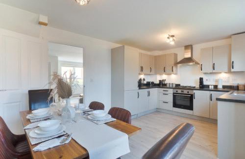 Modern Spacious 3 Bedroom House in Canterbury with En Suite and Free Parking Perfect for Contractors & Families - Photo 3