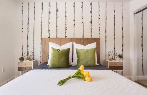 Stylish Home Prime Location with Fireplace & Patio - Foto 15