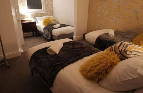 Corner House, Sleeps 8 in 4 Bedrooms, near train station, Great Value! - Photo 7