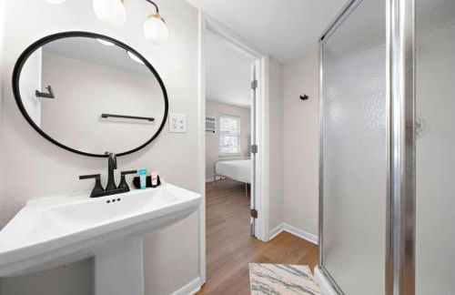 Stylish Home with game room, deck, and canal access - Foto 30