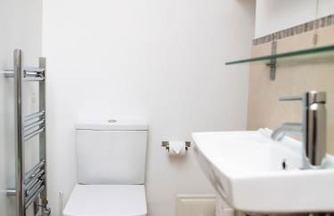 Apt 3, Trafalgar Sq Duplex, 3rd & 4th floor by Indigo Flats - Photo 6