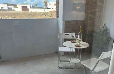 Moderno apartamento frente al mar en una de las mejores zonas de la Santa en Lanzarote - Foto 3