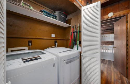 Lakeside Haven with Jacuzzi and Games - Foto 12