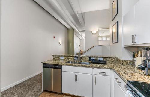 2BR Downtown Gem with Arcade games! - Sleeps 7 - Near Convention Center - Stadium - Photo 11