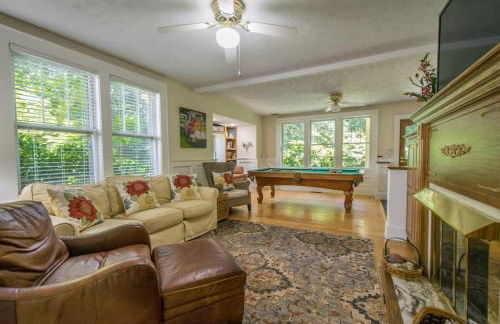 Historic 4BR Colonial with Pool Table and Fire Pit - Foto 1