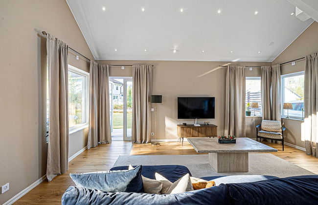 Modern Villa With Jacuzzi - Photo 12