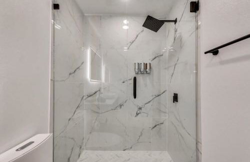 Modern and Luxury DFW Mansion with Backyard Oasis - Foto 20