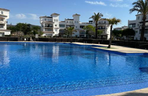 Stunning apartment with a beautiful pool/lake view - Foto 31