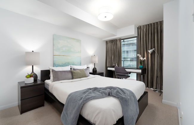 Modern Condo in Financial District - Photo 3