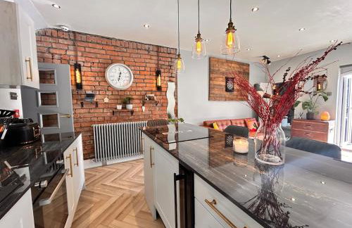 The Connaught Suite - Inc Private Hot Tub - Photo 12