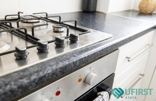 Bright 4 BR Home - Forest Fields - City Centre - Free Parking - WiFi - Close to Forest Rec - Sleeps 8 - Foto 22