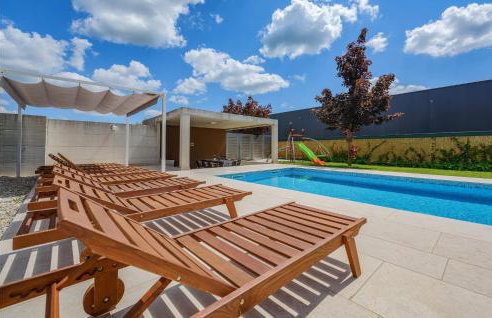 Five-Bedroom Holiday Home In Zminj - Photo 7