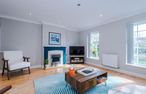 Charming Townhome Retreat, close to Manchester - Photo 3