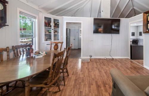 Family Lakefront Adventure House 3BR wFirepit & Scenic - Foto 42