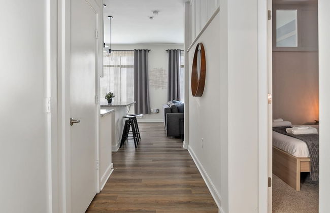 Spacious 2BD With Private Balcony and Free Parking - Foto 10