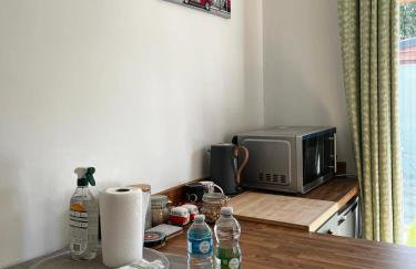 The Cherry Hill Studio - Kitchenette, bathroom, parking and lovely garden - Photo 15