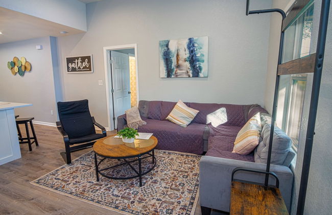 Escape to 4br/3ba Brand New Downtown Home - Foto 14