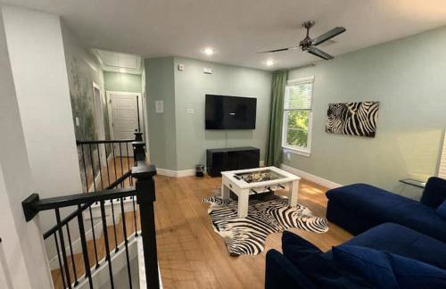 Black House - Downtown Elegance with HotTub and King Beds - Foto 48