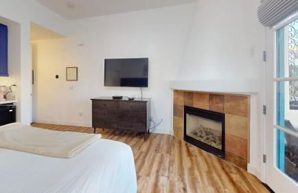 LV007 Downstairs LV Studio in a Quiet Location - Photo 4