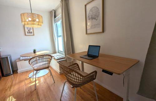 Boho 1-Bedroom BEACH Condo with Mid Size Parking, AC & Laundry - Walk 10min to BEACH! - Foto 3