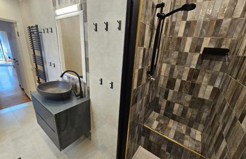 Exclusive top floor 2-bedroom flat - Photo 33