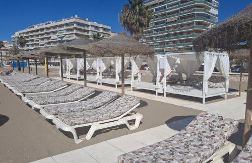 HAPPY HOLIDAYS - Photo 39