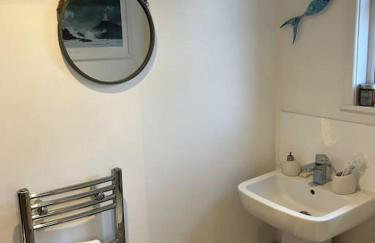 Unique one bedroom guest house with free parking - Photo 13