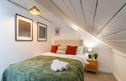 Madison House - Converted Church 5 Bed Pontypool - Photo 2