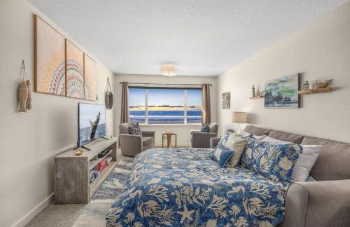 Oceanfront Suite - Top Floor - Sleeps 4 - Pool and Sauna - Foto 8