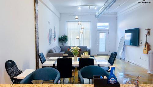 The Stallion #104 - Brand New Modern Spacious Loft with Patio - Walkable to attractions - Foto 3