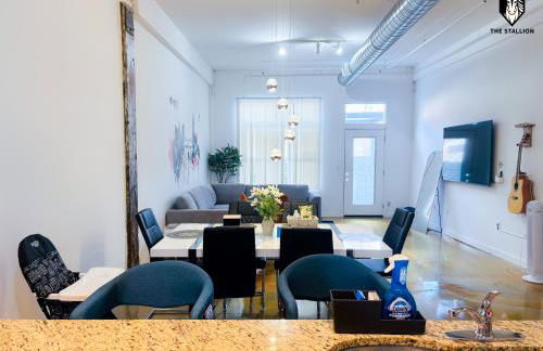 The Stallion #104 - Brand New Modern Spacious Loft with Patio - Walkable to attractions - Foto 3