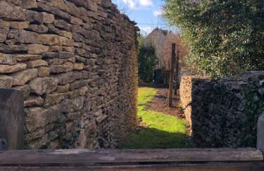 Green Valley, Cotswold stay with hamper - Photo 24