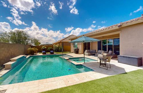 Pool, Hot Tub and Game Room! Spacious Buckeye Home - Foto 1