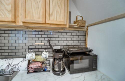 Higden Studio with Shared Patio, Yard Games, Grills! - Foto 9