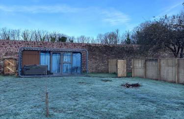 Glamping Pod with a Hot Tub in Orchard - Foto 7