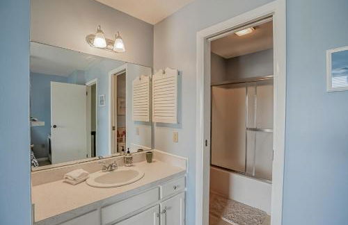 NEW LISTING! Two Bedrooms in A Building with Marsh and Ocean Views - Foto 35