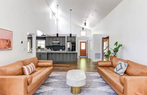 Luxury Mountain Retreat - 4 King Suites & Hot Tub - Photo 44