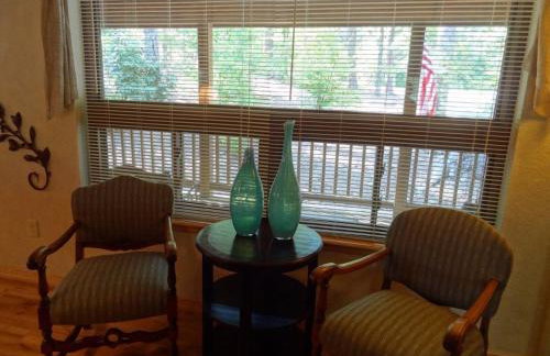 C19, One bedroom luxury, log-sided Couple's Cottage with private hot tub and unique extras cottage - Foto 11