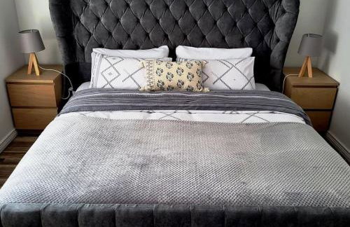 Centrally located 2 bedroom house with garden - Photo 5