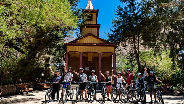 Grupo de ciclistas en el valle de Elqui
