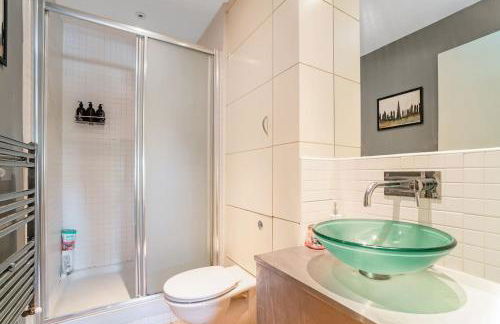 Luxury Huge Modern Open Plan 2Bedroom Flat - Free Private Parking & Balcony located at the OVO Hydro and SEC Centre - Foto 10