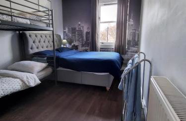 Cosy 2-BDR Apartment & 15 minutes to Edinburgh by train & Free Parking - Foto 3