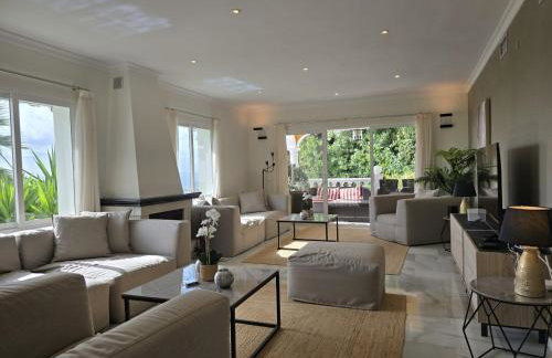 Large Family Villa 500m From Beach with Stunning Views - Photo 13