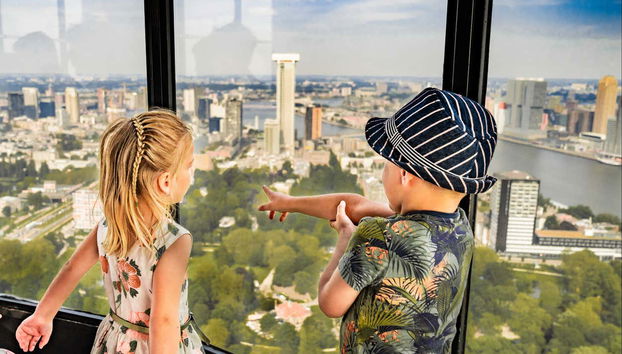 Enfants regardant Rotterdam depuis la tour Euromast