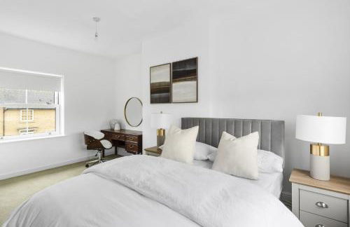 Luxurious 3 Bed House with Free Parking, Sky TV, Movies & Netflix - Foto 33